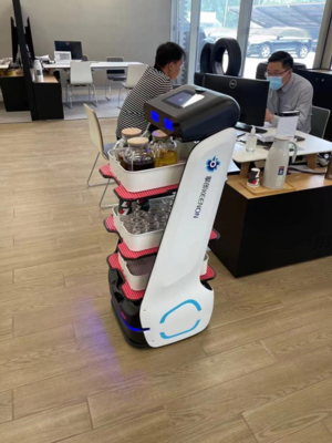 服務(wù)機(jī)器人哪家強(qiáng)？擎朗領(lǐng)跑智能展廳新趨勢